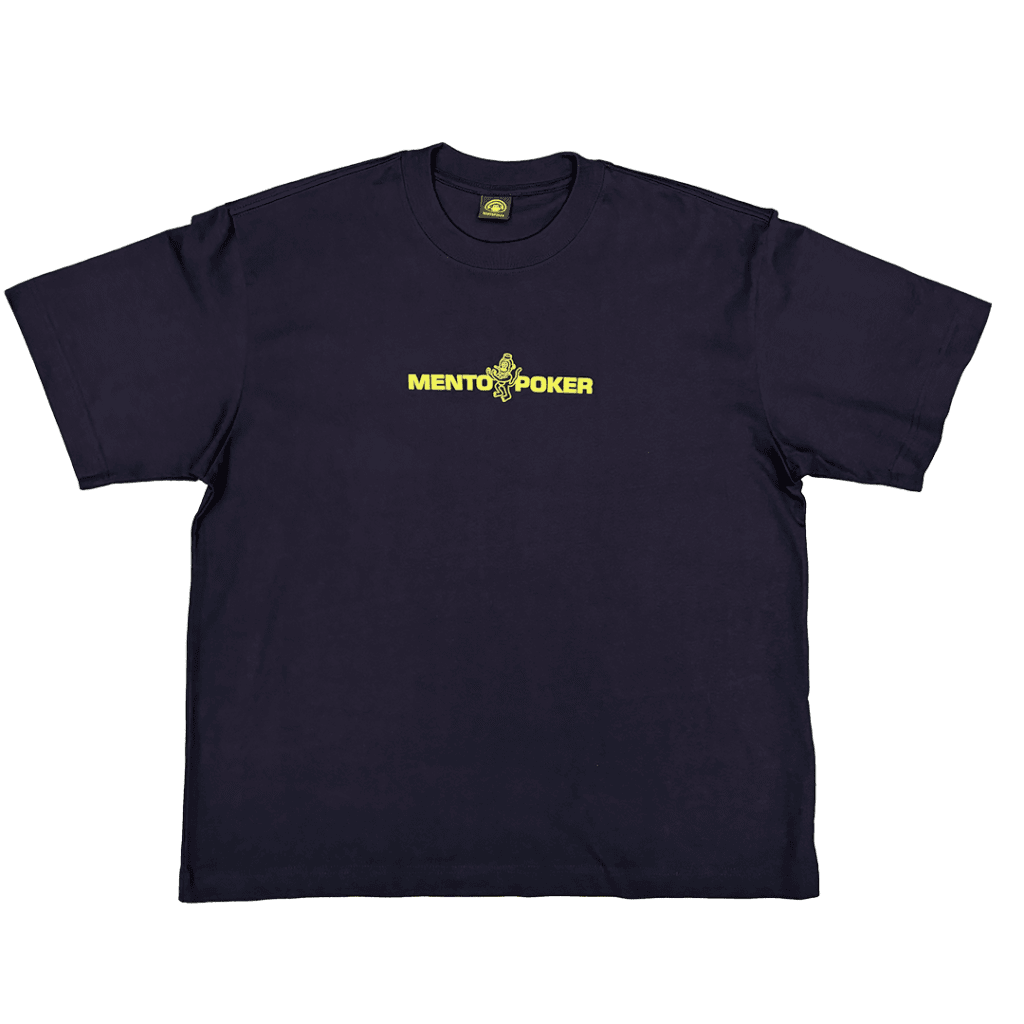 Camiseta negra con logo MentoPoker amarillo.